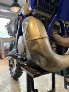 enduro-auspuffbirne-nach-reparatur-motorrad